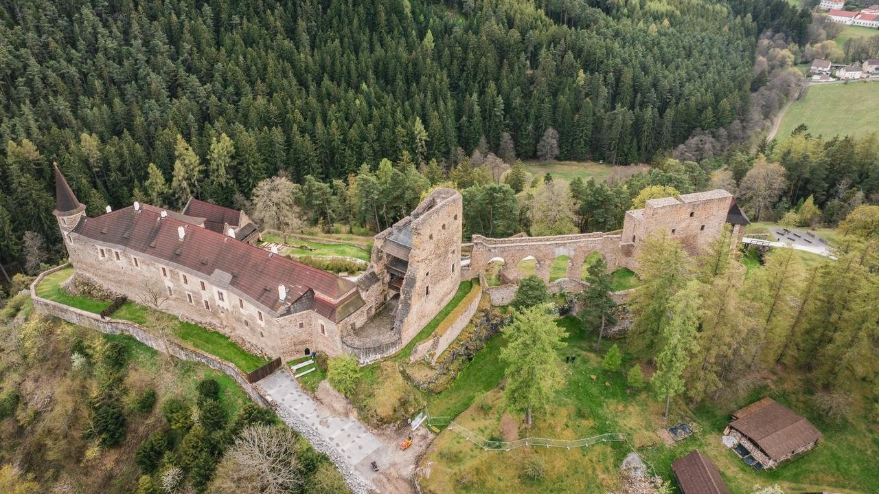Hrad v lesích z výšky