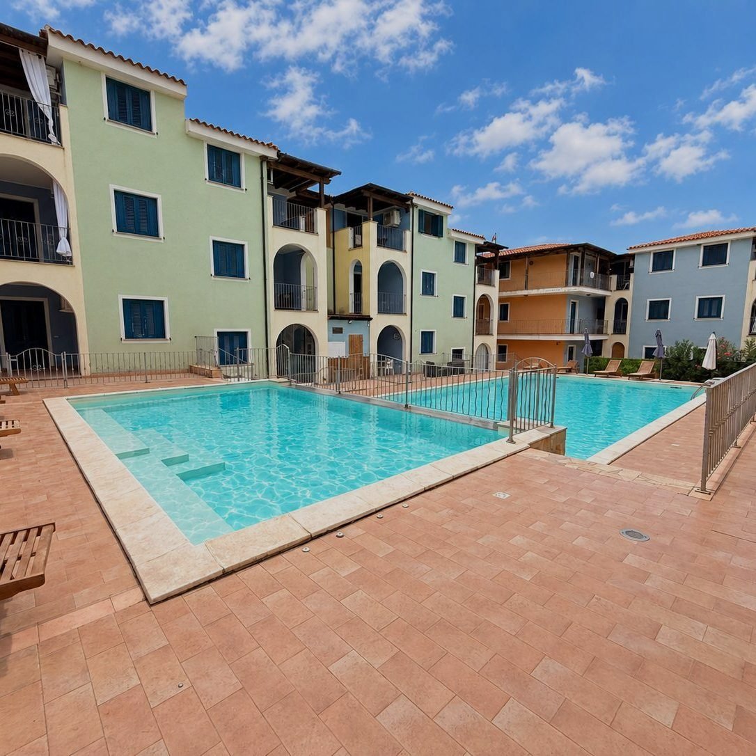 Bazén u apartmánového domu na Sardinii