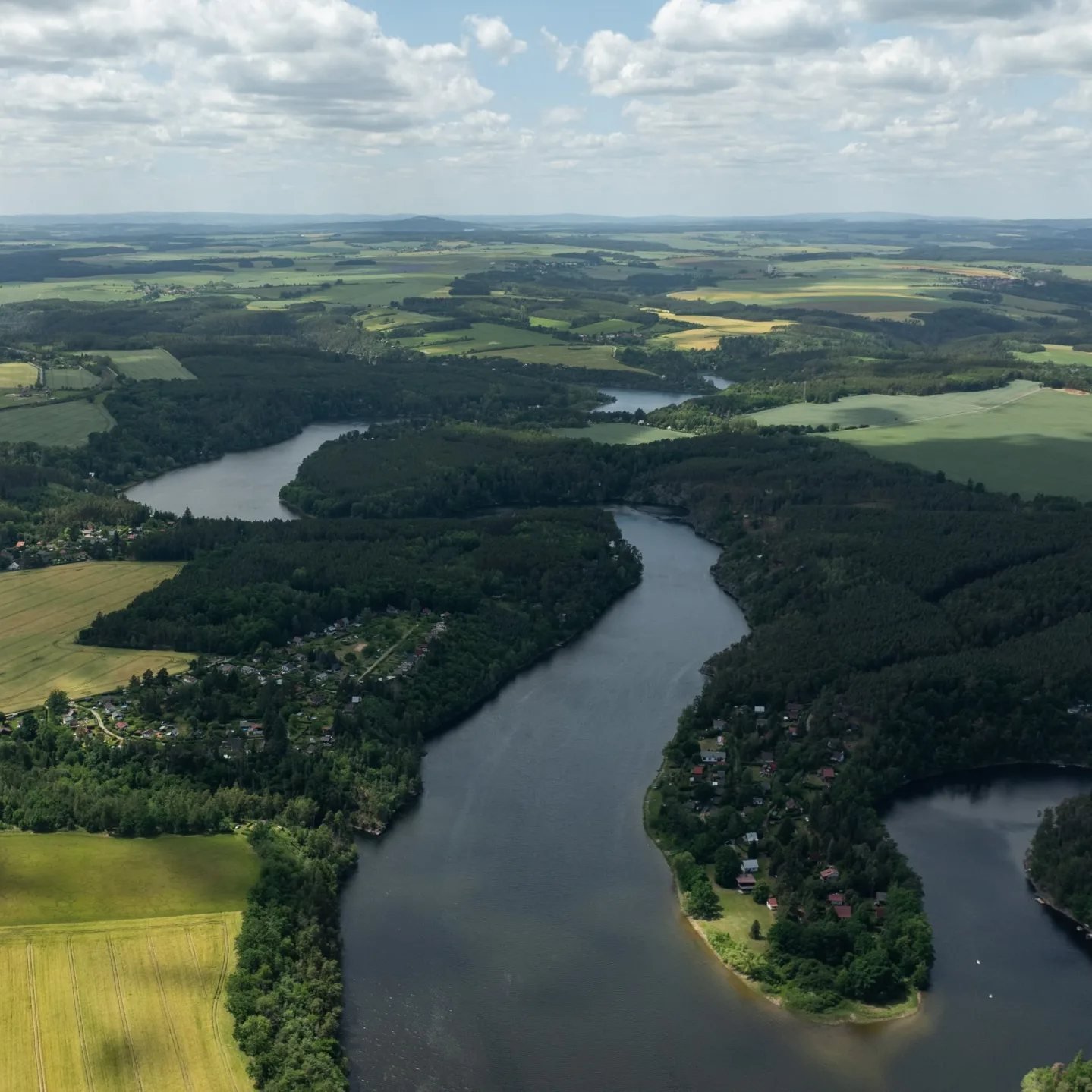 Letecký pohled na krajinu Plzeňského kraje s řekou