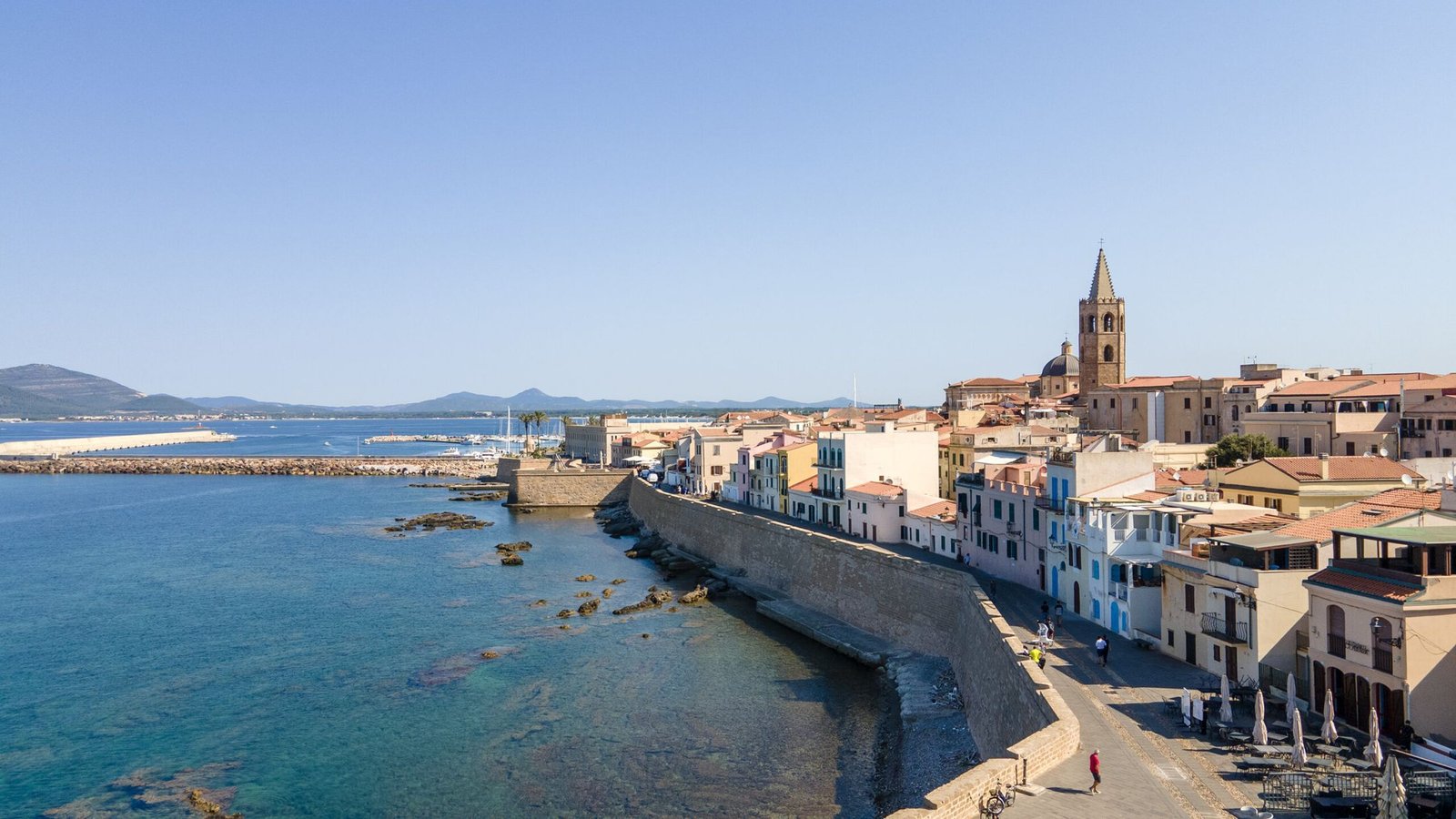 Bazén u apartmánového domu na Sardinii